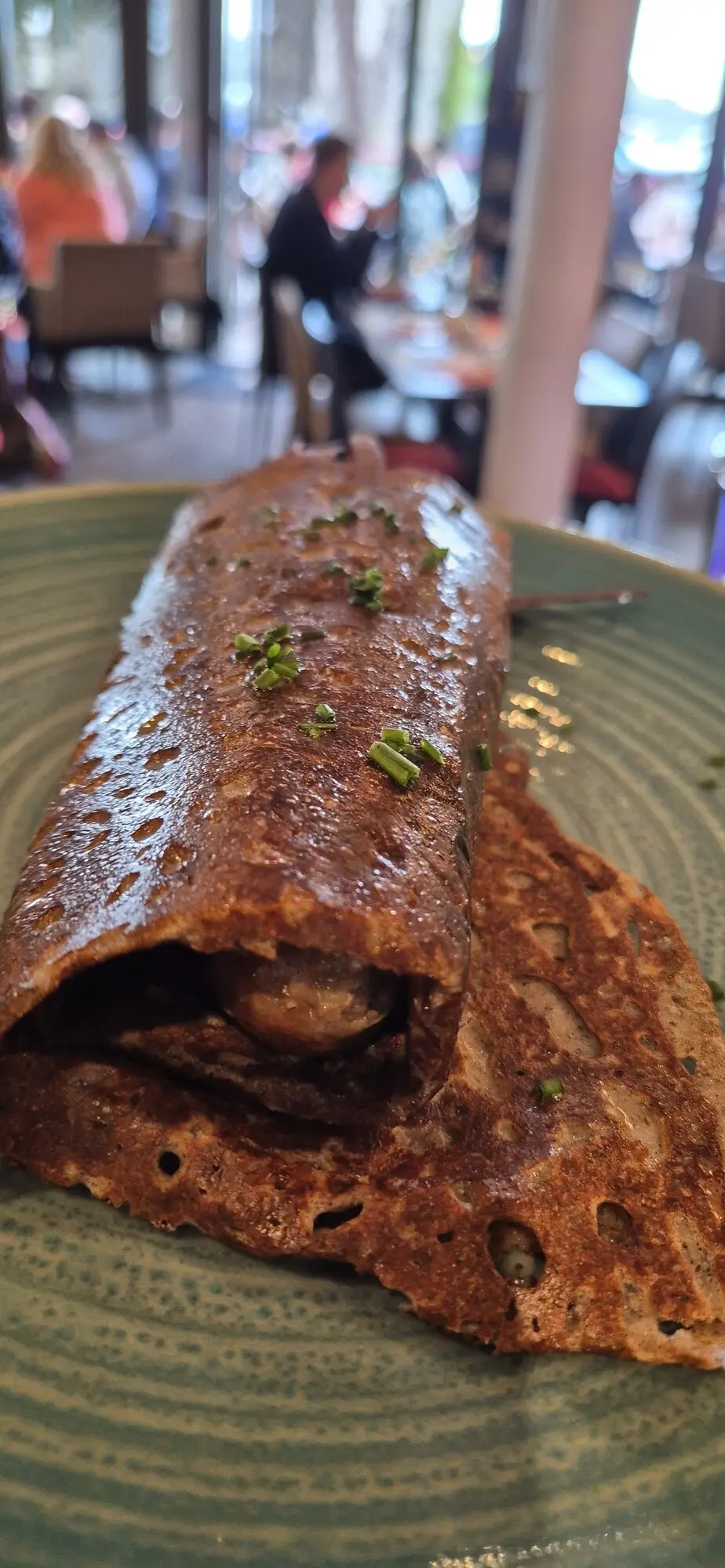 Galette roulée servie sur une assiette vert d’eau