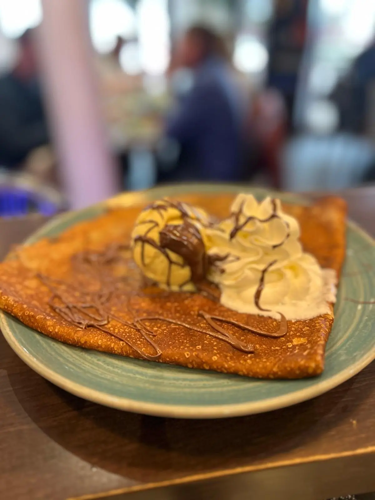 Crêpe garnie de glace, chantilly et amandes effilées