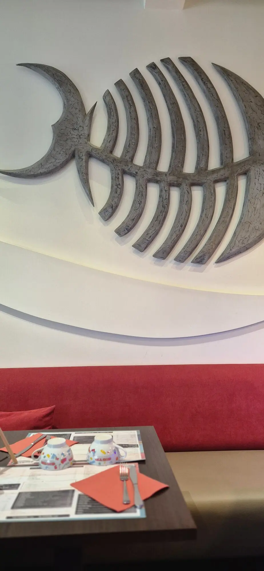 Arête de poisson sculptée sur le mur de la salle