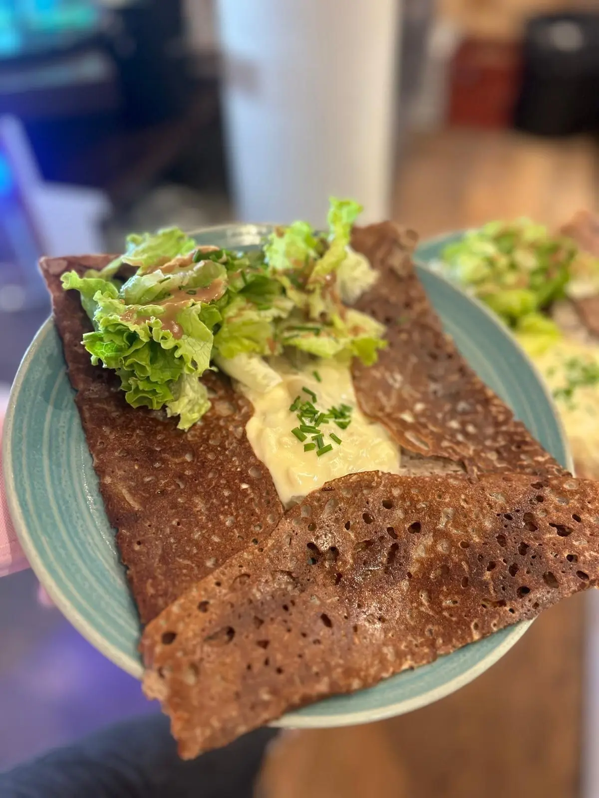 Galette servie avec de la salade et une vinaigrette maison