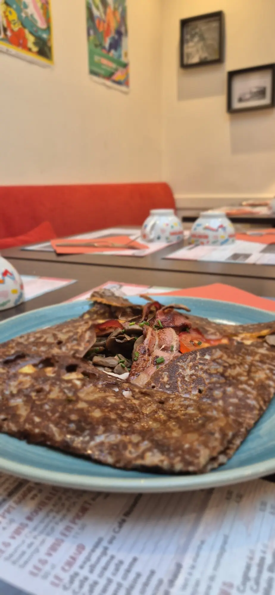 Galette garnie servie sur une assiette bleue