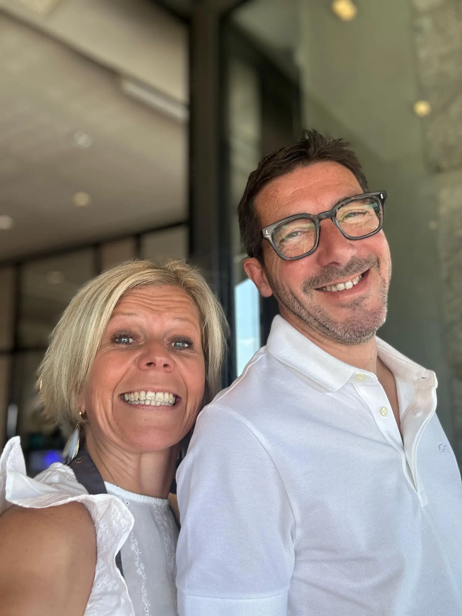 Daphné et Laurent, gérants de la Crêperie du Port, dans la salle du restaurant