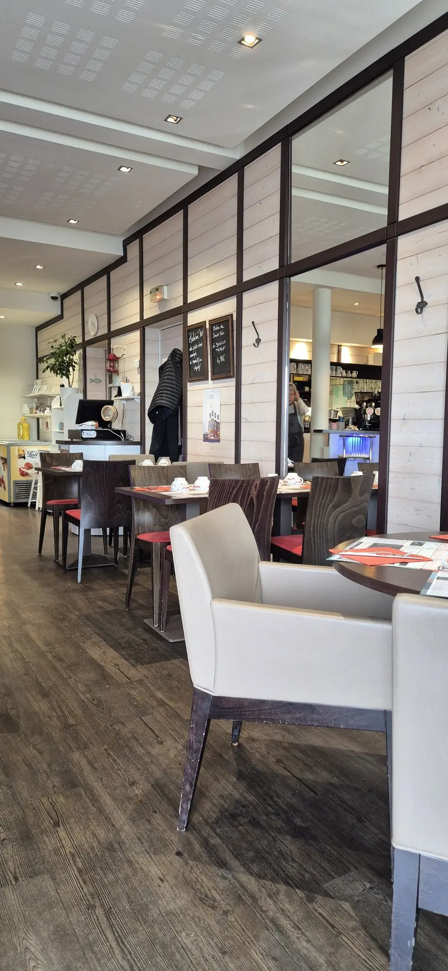 Le comptoir et la salle vus depuis l’entrée