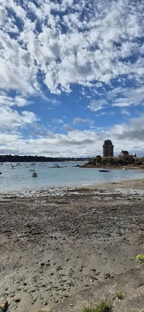 La tour Solidor et la plage à marée basse sous un ciel de traîne